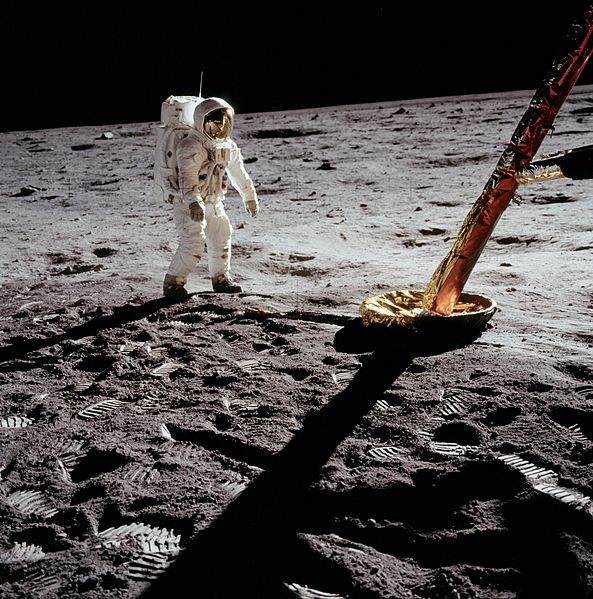 593px-Aldrin_near_Module_leg